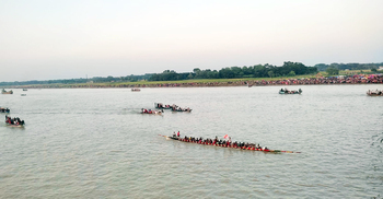 নৌকাবাইচ দেখতে মধুমতী পাড়ে লাখো মানুষের ঢল
