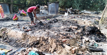 পরনের কাপড় ছাড়া পুড়ে গেল সব, খোলা আকাশের নিচে চার পরিবার