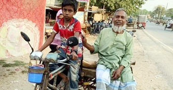 সংসারের হাল ধরতে ভ্যান চালাচ্ছে ৯ বছরের শহিদ