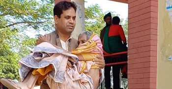 বৃদ্ধাকে কোলে করে ভোটকেন্দ্রে পৌঁছে দিলেন চেয়ারম্যান প্রার্থী