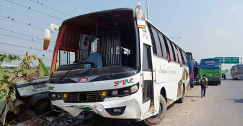 নিয়ন্ত্রণ হারিয়ে গাছে বাসের ধাক্কা, নিহত ৪