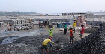 আড়িয়াল খাঁ তীরে ঘর বাঁধার স্বপ্ন দেখছেন ভাঙন কবলিতরা