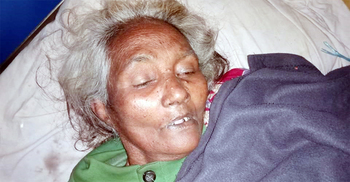 রাস্তায় পড়ে থাকা অজ্ঞান নারীকে হাসপাতালে ভর্তি করলো পুলিশ