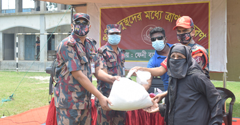 ফেনীতে বিজিবির ত্রাণ পেল হতদরিদ্ররা