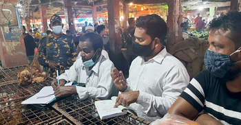 ফেনীতে মুরগি ও ডিমের বাজারে অভিযান