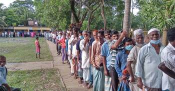 ফেনীতে দ্বিতীয় দফায় টিকা পেলেন ৬৪ হাজার মানুষ