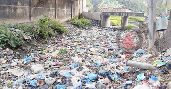 ঐতিহ্যবাহী পাগলিছড়া খাল এখন ময়লার ভাগাড়