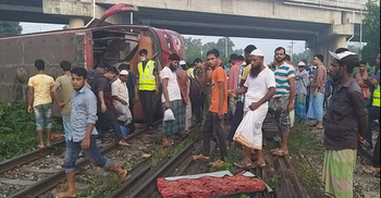 ফেনীতে বাস-ট্রেন সংঘর্ষে নিহত ৩, তদন্ত কমিটি গঠন