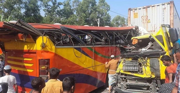 Bus-covered van collision kills 4 in Feni