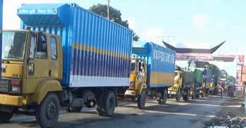 এবার দৌলতদিয়ায় ট্রাকের সারি