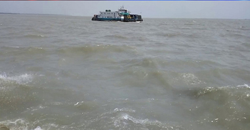 পদ্মায় তীব্র স্রোত, ১৫০ যাত্রী নিয়ে মাঝ নদীতে ফেরি আটকা