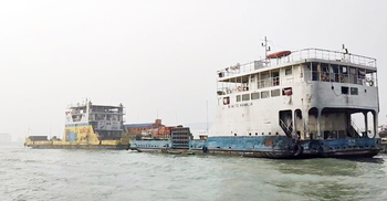শিমুলিয়া-বাংলাবাজারে সাড়ে ৪ ঘণ্টা ফেরি চলাচল ব্যাহত