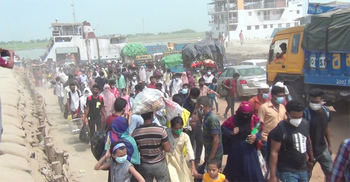 পদ্মাপাড়ে উপচে পড়া ভিড়