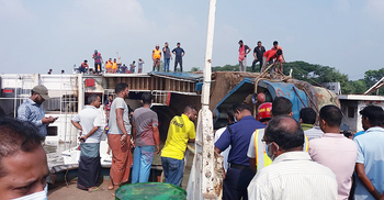 পাটুরিয়ায় কাত হয়ে যাওয়া ফেরিতে ছিল ১৭ ট্রাক