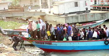 কাঁঠালবাড়ী-শিমুলিয়া নৌরুটে আজও লঞ্চ-ফেরি বন্ধ