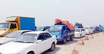 শিমুলিয়ায় যানবাহনের দীর্ঘ সারি, ফেরি চলাচল সীমিত