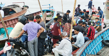 ফেরি বন্ধ, ট্রলারে মোটরসাইকেল নিয়ে পদ্মা পাড়ি দিচ্ছেন যাত্রীরা