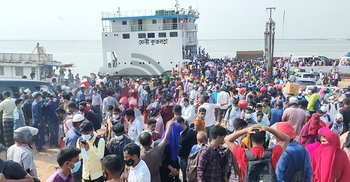 ফেরিতে গাদাগাদি করেই ফিরছে মানুষ