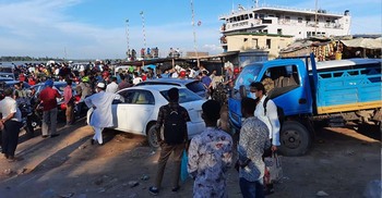 কাজীরহাট ফেরিঘাটে ঢাকামুখী যাত্রীর ভিড়