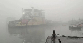 ঘন কুয়াশায় চাঁদপুর-শরীয়তপুর নৌরুটে ফেরি চলাচল বন্ধ