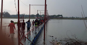 বৃষ্টি উপেক্ষা করে ফরিদপুরে ভাসমান সেতু দেখতে উপচেপড়া ভিড়