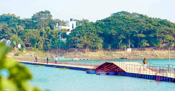 ড্রামের ওপর নির্মিত ভাসমান সেতু এখন বিনোদন স্পট