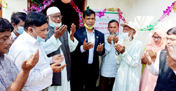 ভূমিহীন বীর মুক্তিযোদ্ধাকে বাড়ি করে দিলেন ডিসি