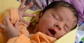 আলট্রাসনোগ্রামে দেখা গেল যমজ, সিজারে পাওয়া গেল একটি শিশু