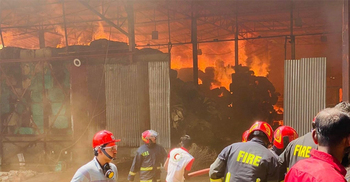 ৪ ঘণ্টায়ও নিয়ন্ত্রণে আসেনি সীতাকুণ্ডের আগুন