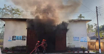 লালমনিরহাটে কৃষি গোডাউনে ভয়াবহ আগুন