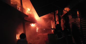 ফরিদপুরে আগুনে পুড়ে ছাই ৮ দোকান, ক্ষতি ৫ কোটি