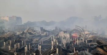 তিন ঘণ্টার আগুনে বস্তির ৫শ ঘর পুড়ে ছাই