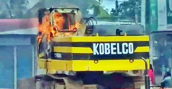 রেল বিভাগের জমি উদ্ধার অভিযানে এস্কেভেটরে আগুন