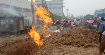 ড্রেন খুঁড়তে গিয়ে তিতাসের গ্যাস লাইনে আগুন