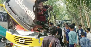 চলন্ত বাসের চাকা ফেটে গাছে ধাক্কা, নিহত ২