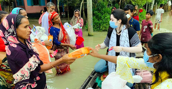 বন্যাকবলিত নারী-কিশোরীদের পাশে ‘নন্দিতা সুরক্ষা’