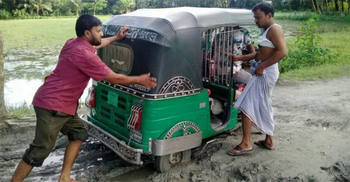 শুষ্ক মৌসুমে এক হাঁটু ধুলা, বর্ষায় কাদা