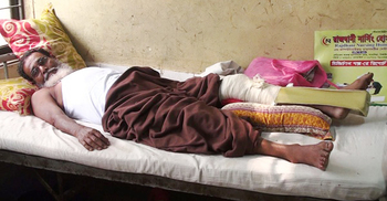 অসুস্থ মুক্তিযোদ্ধার সনদ ছিঁড়ে ফেললেন চিকিৎসক