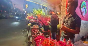 সিরাজগঞ্জে ক্রেতাশূন্য ফুলের দোকান