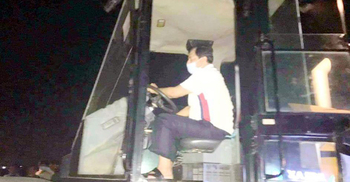 ঈদের আগে বিকল্প সড়ক চালু করতে রোলার চালাচ্ছেন মেয়র