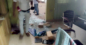 নায়িকা মাহির স্বামীর গাড়ির শোরুমে দুর্বৃত্তদের হামলা