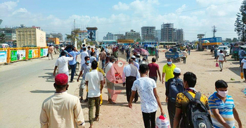 ঢাকা-চট্টগ্রাম মহাসড়কে যাত্রীদের উপচেপড়া ভিড়
