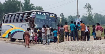 গাইবান্ধায় বাস-ট্রাক সংঘর্ষে নিহত ১
