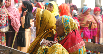 হাড় কাঁপানো শীতে ভোটারের উপস্থিতি কম