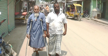 অসহায়দের জন্য ত্রাণ ফিরিয়ে দিলেন দুই প্রতিবন্ধী