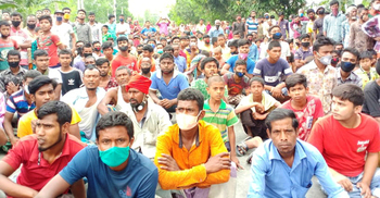 লকডাউন ভেঙে ত্রাণের জন্য সড়ক অবরোধ