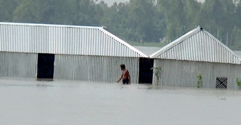 গাইবান্ধায় নতুন করে ৩০ গ্রাম প্লাবিত, হুমকিতে বাঁধ
