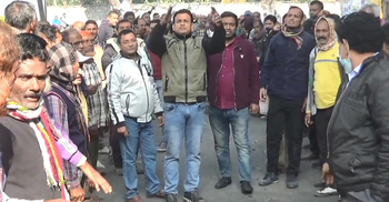 ছাঁটাইয়ের প্রতিবাদে চিনিকলে বিক্ষোভ, এমডি অবরুদ্ধ