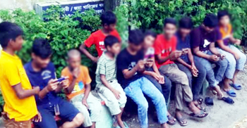 অনলাইন ক্লাসের জন্য কেনা ফোনে ভিডিও গেমস খেলছে শিক্ষার্থীরা