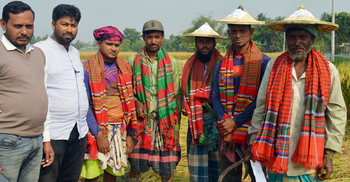 জমিতেই কৃষকদের গানের প্রতিযোগিতা, পুরস্কার মাথাল-কাস্তে-গামছা